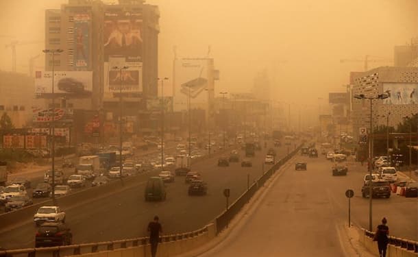 سيارات-كباري-ازدحام-مباني-سماء-عواصف-اتربه