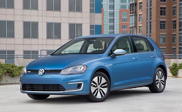 سياره-فولكس-فاجن-مباني-شارع-كهربائيه