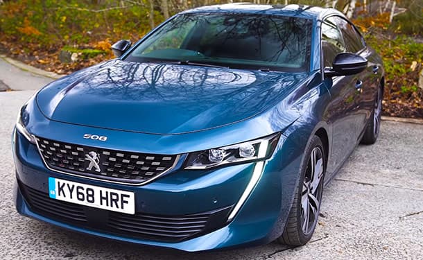 سياره-زرقاء-اشجار-شارع-بيجو