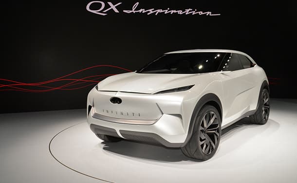 سياره-انفينتي-بيضاء