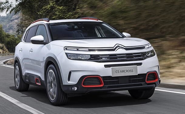 سياره-سيترون-بيضا-اشجار-طريق-