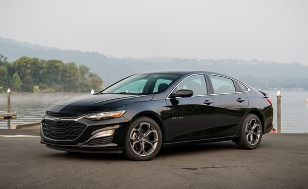 سياره-شيفروليه-اسود-اشجار-سما