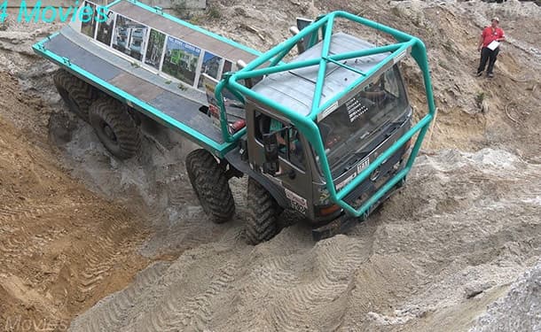 سيارات-شاحنات-اصطدام-صحراء-اتربه