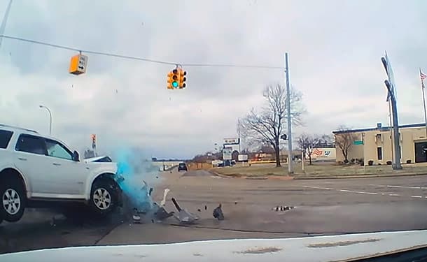 سياره-ذعر-حادثه-اصتطدام-شارع-مباني