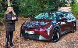 شاهد: تجربة قيادة كيا EV4 هاتشباك الكهربائية موديل 2026