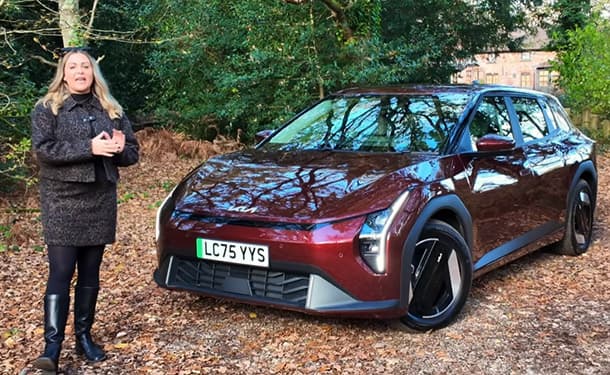 شاهد: تجربة قيادة كيا EV4 هاتشباك الكهربائية موديل 2026