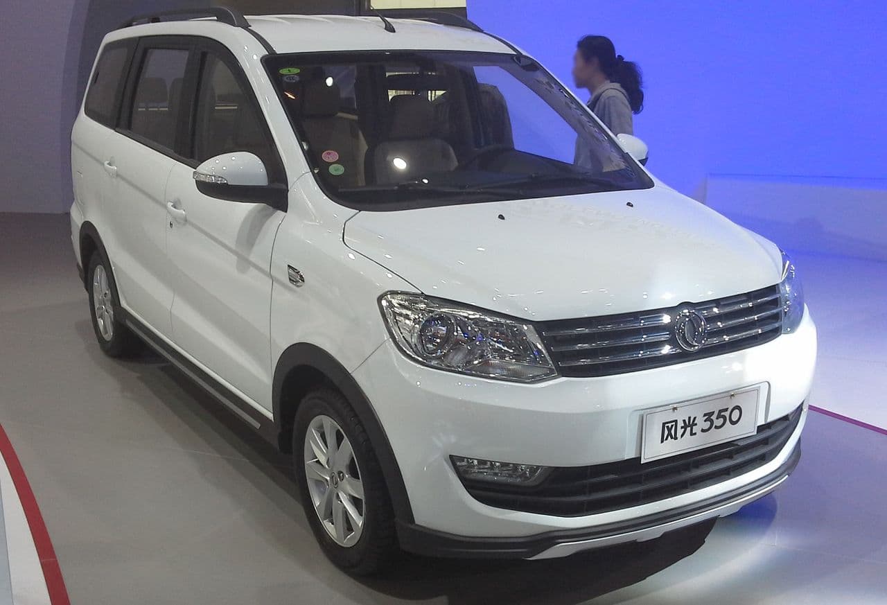 سياره-دونج-فينج-جلوري-سيده-بيضا